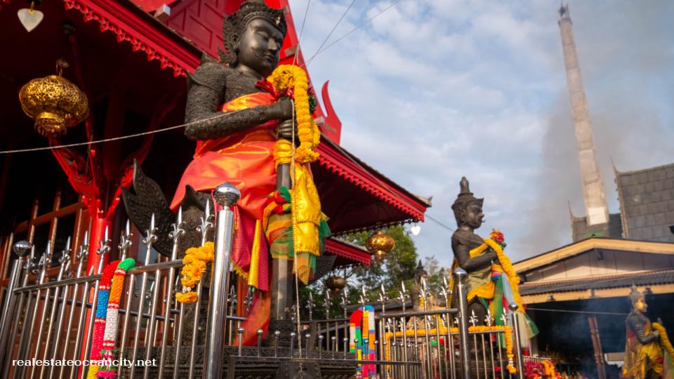 วัดจุฬามณี ตั้งอยู่ในอำเภออัมพวา จังหวัดสมุทรสงคราม เป็นวัดเก่าแก่ที่สร้างขึ้นตั้งแต่สมัยกรุงศรีอยุธยา และเป็นสถานที่ที่ได้รับความนิยมจากนักท่องเที่ยวและผู้แสวงบุญทั่วประเทศ ภายในวัดมี สถาปัตยกรรมที่งดงาม โดยเฉพาะอุโบสถจตุรมุขหินอ่อนสุดวิจิตร และที่สำคัญคือ สรีรสังขารของหลวงพ่อเนื่อง โกวิท พระเกจิชื่อดังที่ชาวบ้านให้ความเคารพศรัทธา