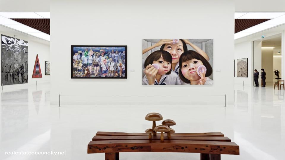 MOCA Museum หากคุณเป็นสายศิลปะหรือหลงใหลในการเสพงานอาร์ต พิพิธภัณฑ์ศิลปะไทยร่วมสมัย (MOCA Museum of Contemporary Art ) คือสถานที่ที่ไม่ควรพลาด ด้วยคอลเล็กชันผลงานศิลปะที่เต็มไปด้วยความคิดสร้างสรรค์ การเล่าเรื่องที่ลึกซึ้ง และสถาปัตยกรรมของตัวอาคารที่สวยงาม ทำให้ที่นี่กลายเป็นหนึ่งในแลนด์มาร์กสำคัญของวงการศิลปะร่วมสมัยไทย