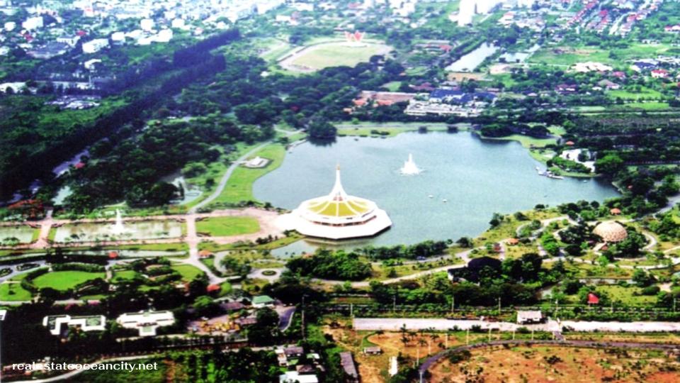 สวนหลวง ร.9 ท่ามกลางความวุ่นวายของเมืองใหญ่ กรุงเทพฯ ยังมีพื้นที่สีเขียวขนาดใหญ่ที่เป็นทั้งแหล่งพักผ่อน หลีกหนีจากความเร่งรีบ และจุดหมายปลายทางของคนรักธรรมชาติ นั่นคือ สวนหลวง ร.9 สวนสาธารณะที่ใหญ่ที่สุดในกรุงเทพฯ ซึ่งเต็มไปด้วยพรรณไม้นานาชนิด สถาปัตยกรรมที่งดงาม และบรรยากาศที่เงียบสงบ