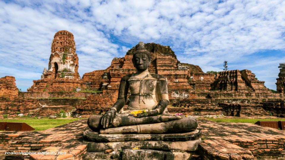 วัดมหาธาตุ เป็นหนึ่งในวัดเก่าแก่และสำคัญของ อุทยานประวัติศาสตร์พระนครศรีอยุธยา ที่เต็มไปด้วยมนต์ขลังของอดีต ตั้งอยู่ใจกลางเมืองเก่า สะท้อนความรุ่งเรืองของกรุงศรีอยุธยาในอดีต และเป็นจุดหมายปลายทางที่นักท่องเที่ยวและผู้สนใจประวัติศาสตร์ต้องมาเยือน