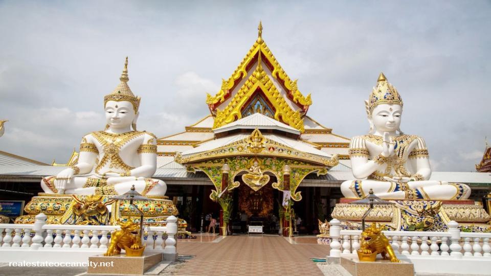 วัดหนองพงนก ตั้งอยู่ที่อำเภอกำแพงแสน จังหวัดนครปฐม เป็นวัดที่มีความเก่าแก่และเป็นศูนย์รวมจิตใจของชาวบ้านในพื้นที่ ด้วยบรรยากาศที่สงบ ร่มรื่น และสถาปัตยกรรมที่สวยงาม วัดแห่งนี้เป็นสถานที่ที่เหมาะแก่การมาทำบุญ ไหว้พระ และพักผ่อนจิตใจ อีกทั้งยังมีสิ่งศักดิ์สิทธิ์ที่ผู้คนให้ความเคารพนับถือมากมาย