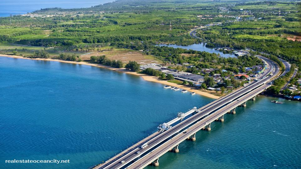 สะพานสารสิน กลางทะเลอันดามันที่ทอดยาวจรดขอบฟ้า สะพานสารสิน ไม่ได้เป็นเพียงโครงสร้างคอนกรีตที่เชื่อมต่อเกาะภูเก็ตเข้ากับแผ่นดินใหญ่ของจังหวัดพังงา 