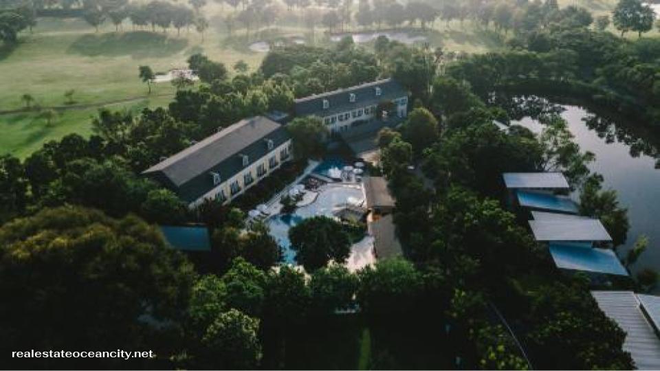 Rancho Charnvee Country Club ท่ามกลางอ้อมกอดของขุนเขาในเขาใหญ่ ที่ซึ่งท้องฟ้าเปิดกว้างเหมือนหายใจได้เต็มปอดและสายลมไม่ได้แค่พัดผ่าน