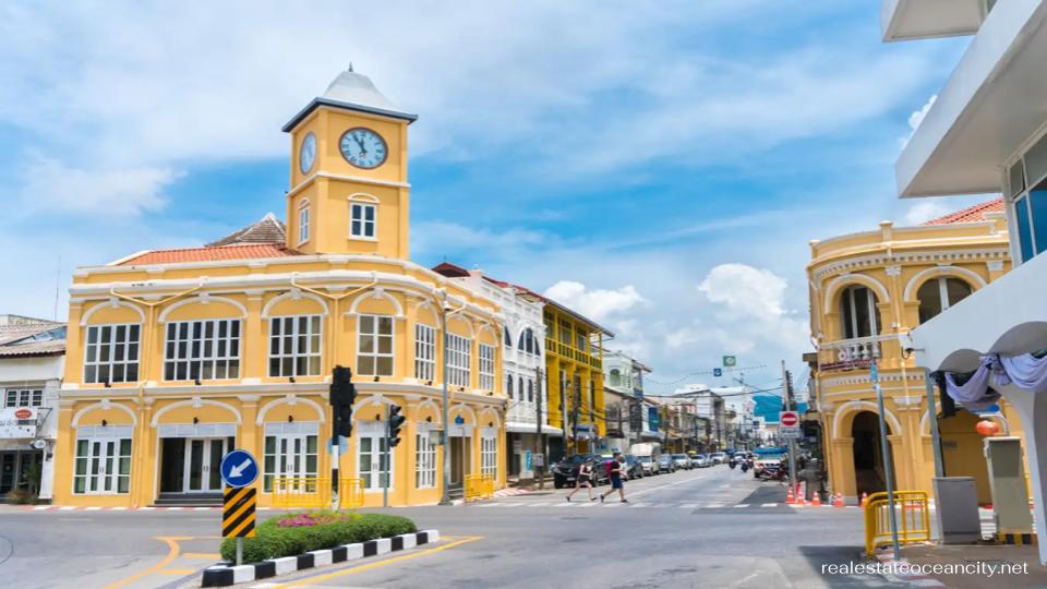 ภูเก็ต จุดหมายปลายทางที่มีชื่อเสียงของโลกสำหรับชายหาด ทะเล และหมู่เกาะในประเทศไทย ความฝันสำหรับคนส่วนใหญ่คือการพักผ่อนบนชายหาดที่สวยงาม เดินทางไปยังเกาะที่สวยงาม และดื่มด่ำกับบรรยากาศเขตร้อนภายใต้แสงแดดอันสดใส