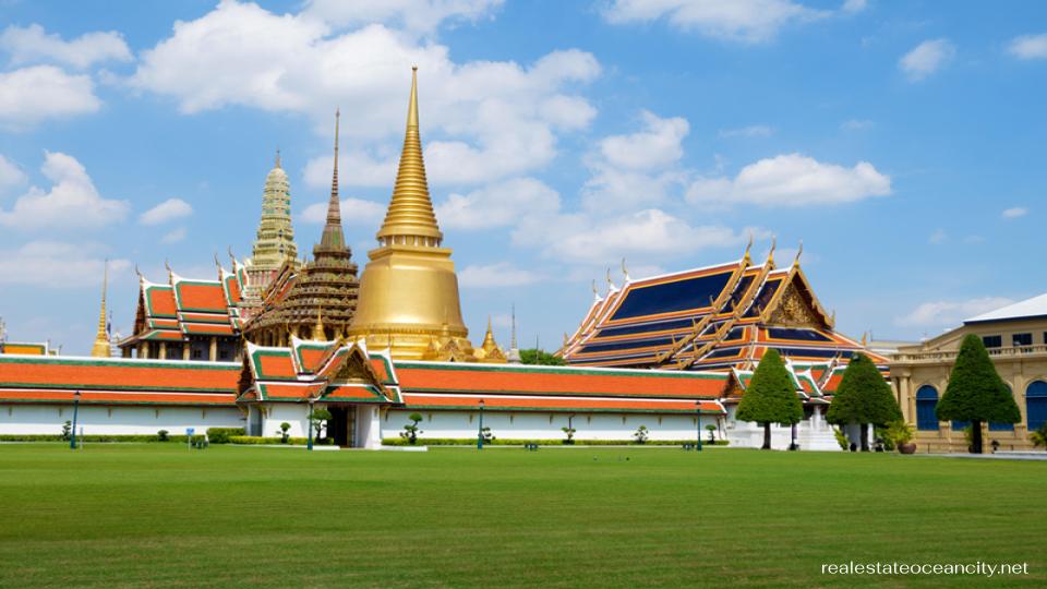 กรุงเทพมหานคร หรือกรุงเทพเป็นเมืองหลวงของประเทศไทยที่เต็มไปด้วยสถานที่ท่องเที่ยวที่น่าตื่นตาตื่นใจมากมาย มีผู้คนนับล้านอาศัยอยู่ที่นี่ และส่วนใหญ่ไม่ใช่คนท้องถิ่นด้วยซ้ำ เป็นเมืองที่มีทุกสิ่งที่คุณจินตนาการได้