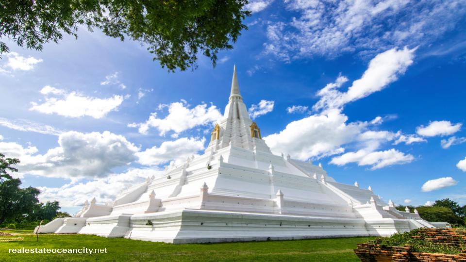 ภูเขาทอง แม้ว่าคุณจะเหนื่อยมาก แต่คุณก็ควรก้าวขึ้นสู่ภูเขาทองอย่างรวดเร็ว บันไดคดเคี้ยวคดเคี้ยวผ่านเนินเขาเทียมที่อยู่ใต้ร่มเงาของต้นไม้ ซึ่งบางต้นมีลายเซ็นเป็นภาษาอังกฤษ ตลอดจนหลุมศพในอดีตและรูปภาพผู้มีพระคุณผู้มั่งคั่ง
