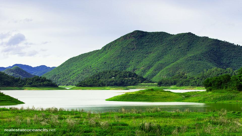 อุทยานแห่งชาติแก่งกระจาน อุทยานแห่งชาติที่ใหญ่ที่สุดของประเทศไทยตั้งอยู่ใกล้กับอารยธรรมอย่างน่าประหลาดใจ แต่กลับเป็นที่พักพิงของป่าที่ยุ่งวุ่นวายซึ่งมีนักท่องเที่ยวค่อนข้างน้อย เหมาะอย่างยิ่งสำหรับผีเสื้อและนก มีพื้นที่ biozone ที่ทับซ้อนกันสำหรับนก
