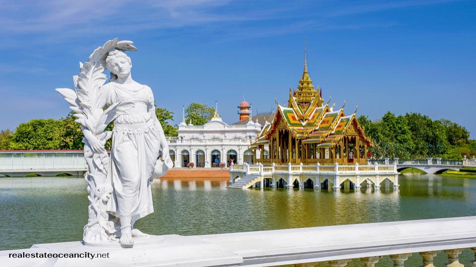 พระราชวังบางปะอิน อาคารอันหรูหรากระจายอยู่ทั่วสวนขนาด 19 เฮกตาร์ของพระราชวังบางปะอิน พระราชวังแห่งนี้ก่อตั้งขึ้นครั้งแรกในศตวรรษที่ 17 และได้รับการบูรณะใหม่ในศตวรรษที่ 19 โดยกษัตริย์รัชกาลที่ 4 และที่ 5 ซึ่งภายหลังได้เพิ่มสไตล์ยุโรปส่วนใหญ่เข้าไป