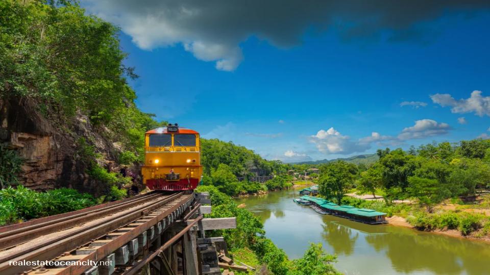 สะพานรถไฟสายมรณะ สะพานยาว 300 เมตรแห่งนี้สร้างขึ้นโดยแรงงานเชลยศึก และเต็มไปด้วยประวัติศาสตร์ทางรถไฟไทย-พม่า ศูนย์กลางถูกทำลายด้วยระเบิดของฝ่ายสัมพันธมิตรในปี 1945 มีเพียงช่วงโค้งเท่านั้นที่เป็นของดั้งเดิม