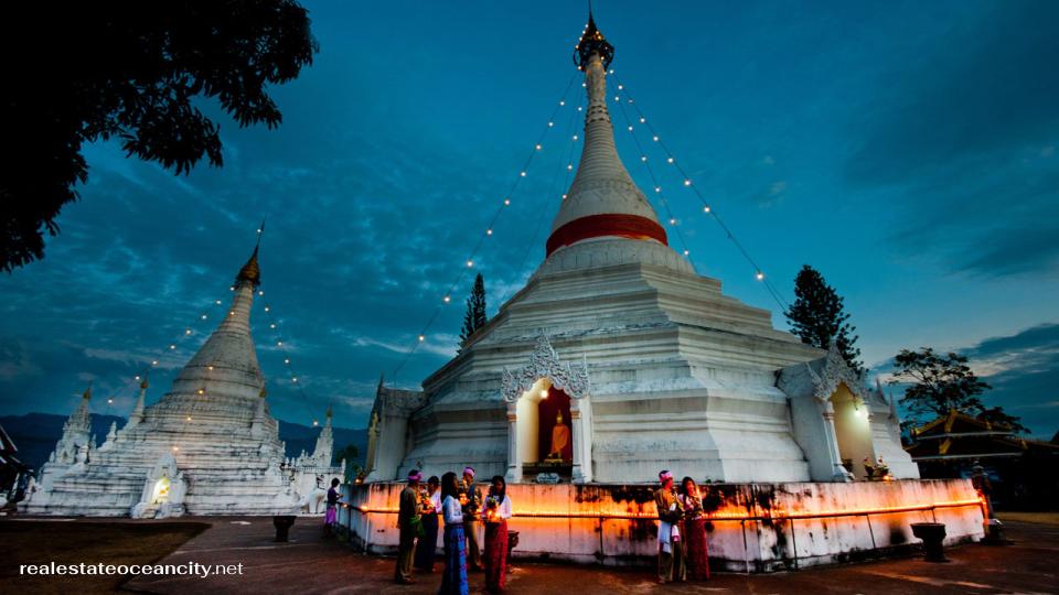 วัดพระธาตุดอยกองมู ปีนขึ้นไปบนเนินเขาทางตะวันตกของเมือง ดอยกองมู (1,500 ม.) เพื่อเยี่ยมชมบริเวณวัดแห่งนี้หรือที่รู้จักกันในชื่อวัดปลายดอยเจดีย์ฉานสององค์