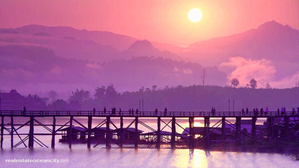 สะพานมอญ เป็นสะพานไม้อันเป็นเอกลักษณ์ของสังขละบุรียาว 447 เมตรที่ใหญ่ที่สุดในประเทศไทย เชื่อมต่อเมืองหลักซึ่งส่วนใหญ่เป็นที่อยู่อาศัยของไทยและกะเหรี่ยงเข้ากับชุมชนชาวมอญหมู่บ้านแห่งนี้