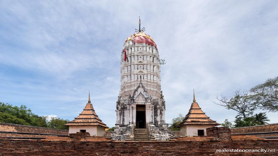 วัดพุทไธสวรรค์ มีทั้งซากปรักหักพังที่สวยงามและวัดที่มีชีวิตชีวา กษัตริย์อู่ทองทรงสร้างวัดนี้ขึ้นเมื่อปี พ.ศ. 1896 บนฝั่งใต้ของแม่น้ำเจ้าพระยา ณ จุดที่พระองค์และผู้ติดตามเคยอาศัยอยู่ก่อนจะย้ายมายังเกาะเพื่อสร้างนครอันยิ่งใหญ่