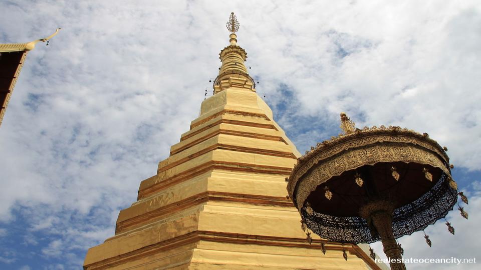 วัดพระธาตุช่อแฮ วัดบนยอดเขาแห่งนี้ตั้งชื่อตามผ้าที่ผู้มาสักการะนำมาพันรอบองค์พระเจดีย์ ซึ่งมีชื่อเสียงจากเจดีย์ ปิดทองสูง 33 เมตร วัดแห่งนี้เป็นสถานที่แสวงบุญที่สำคัญสำหรับชาวไทยที่อาศัยอยู่ในภาคเหนือ เช่นเดียวกับวัดดอยสุเทพในเชียงใหม่
