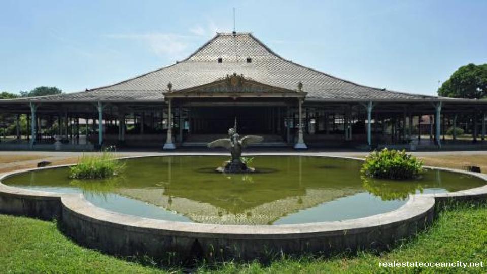 Kraton Surakarta พระราชวังสุระการ์ตาซึ่งเคยเป็นศูนย์กลางของอาณาจักรในปัจจุบัน ก่อตั้งขึ้นในปี 1745 เป็นเพียงสัญลักษณ์ของยุคสมัยที่ล่วงเลยไปแล้ว พระราชวังแห่งนี้คุ้มค่าแก่การไปเยี่ยมชม แต่พระราชวังส่วนใหญ่ถูกทำลายด้วยไฟในปี 1985
