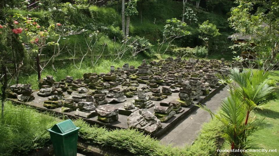 Goa Gajah นักท่องเที่ยวจะเข้าไปในถ้ำที่เจาะเป็นหินแห่งนี้ผ่านปากถ้ำขนาดใหญ่ของอสูร ภายในถ้ำมีซากของลึงค์ซึ่งเป็นสัญลักษณ์รูปองคชาตของพระอิศวรในศาสนาฮินดูและโยนีซึ่งเป็นสัญลักษณ์เพศหญิงของลึงค์ รวมถึงรูปปั้นพระพิฆเนศซึ่งเป็นบุตรของพระอิศวร