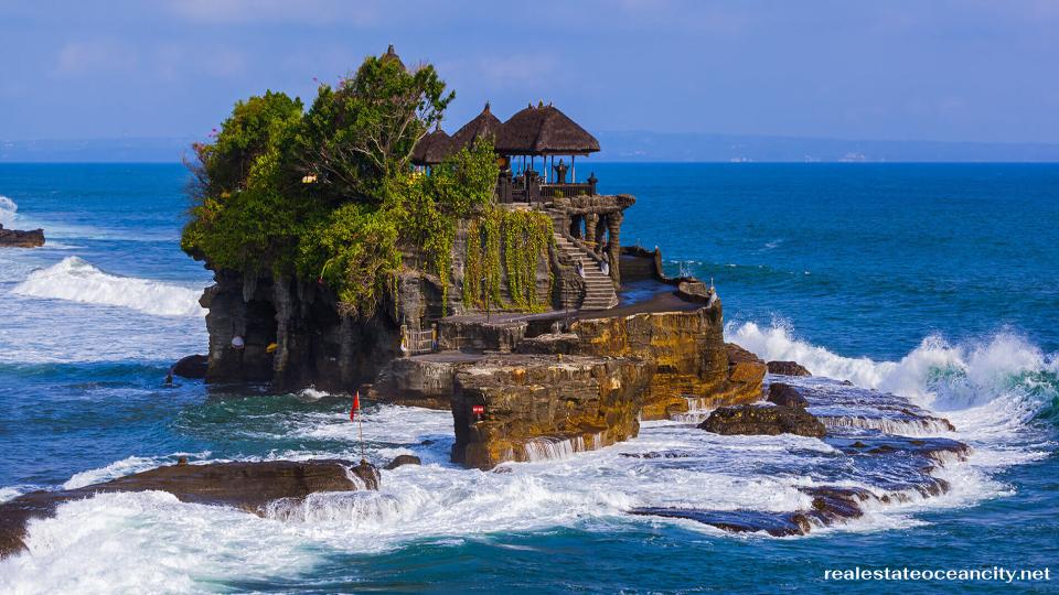 Pura Tanah Lot เป็นแหล่งท่องเที่ยวยอดนิยมของชาวบาหลี แม้ว่าสถานที่แห่งนี้จะมีความสำคัญทางวัฒนธรรม แต่การจะสังเกตสิ่งนี้อาจเป็นเรื่องยากท่ามกลางฝูงชน เสียงดัง และความวุ่นวาย โดยเฉพาะเมื่อชมพระอาทิตย์ตกที่อลังการเกินไป