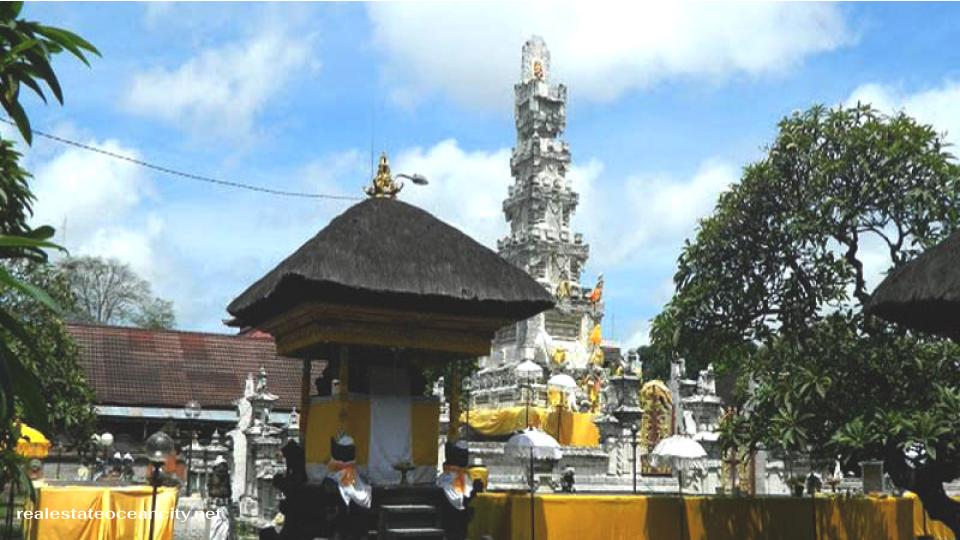 Pura Jagatnatha วัดของรัฐซึ่งสร้างขึ้นในปี 1953 อุทิศให้กับเทพเจ้าสูงสุด คือ ซังฆ์ยัง วิดี ความสำคัญส่วนหนึ่งมาจากการที่วัดแห่งนี้แสดงถึงความเชื่อในพระเจ้าองค์เดียว