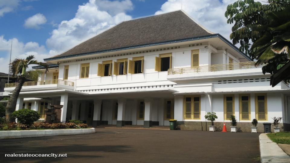 Museum Perumusan Naskah Proklamasi คฤหาสน์ที่มีบรรยากาศอบอุ่นแห่งนี้เคยผ่านเหตุการณ์ทางประวัติศาสตร์เมื่ออินโดนีเซียประกาศเอกราชเมื่อสิ้นสุดสงครามโลกครั้งที่ 2 คฤหาสน์แห่งนี้เป็นบ้านของทาดาชิ
