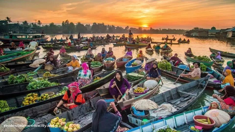 Pasar Terapung Lok Baintan ตลาดน้ำที่แท้จริงที่สุดของบันจาร์มาซินอยู่ห่างออกไปประมาณหนึ่งชั่วโมงโดยเรือทางทิศตะวันออกเฉียงเหนือของใจกลางเมืองบนแม่น้ำมาร์ตาปูระ