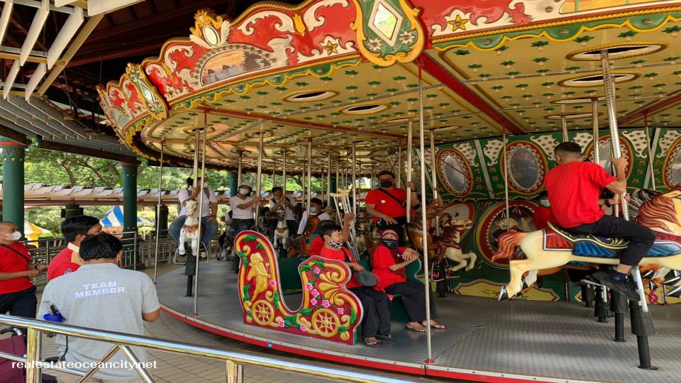 Ancol Luar Biasa ริมอ่าวจาการ์ตา 'ดินแดนแห่งความฝัน' ของประชาชนเป็นศูนย์นันทนาการที่มีภูมิทัศน์สวยงามซึ่งเป็นที่นิยมในหมู่ครอบครัว ที่นี่มีเครื่องเล่น สิ่งอำนวยความสะดวกด้านกีฬาและสันทนาการ รวมถึงโบว์ลิ่ง