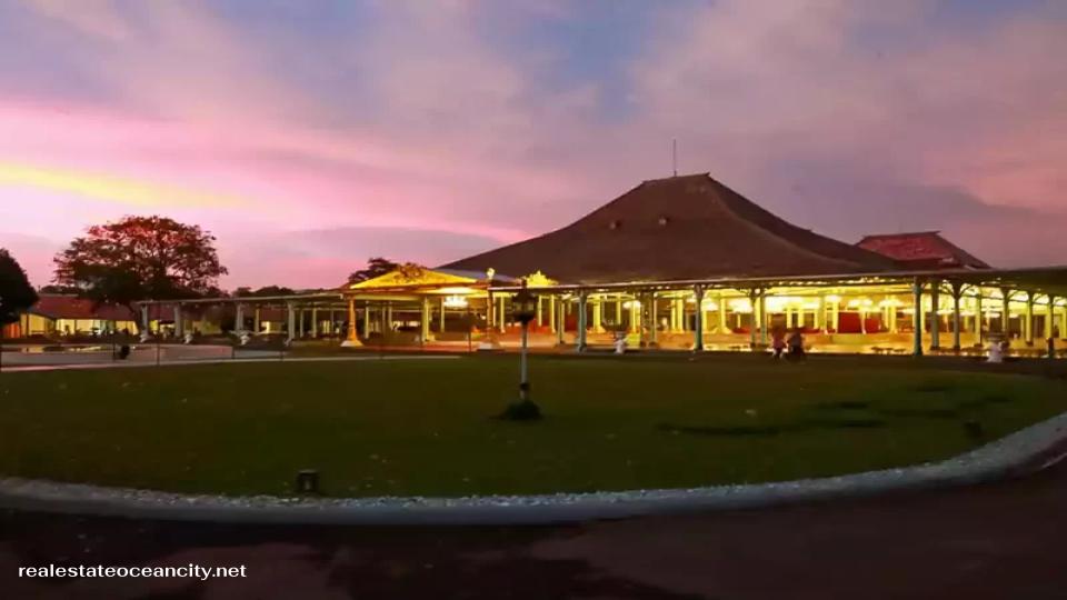 Mangkunegaran Palace พระราชวังมังคุเนการานซึ่งสร้างขึ้นในปี ค.ศ. 1757 ในใจกลางเมืองโซโลยังคงเป็นที่ประทับของราชวงศ์
