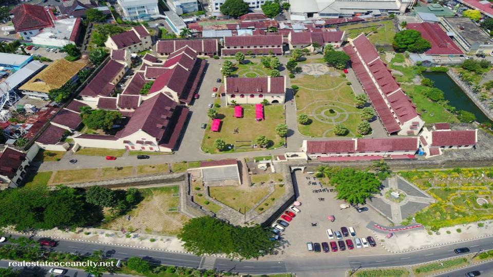 Fort Rotterdam ป้อมรอตเตอร์ดัมเป็นตัวอย่างสถาปัตยกรรมทางทหารของดัตช์ที่ได้รับการอนุรักษ์ไว้เป็นอย่างดีที่สุดแห่งหนึ่งในอินโดนีเซีย สร้างขึ้นบนที่ตั้งของป้อมโกวานีส ซึ่งสร้างขึ้นเพื่อขับไล่บริษัทดัตช์อีสต์อินเดีย หลังจากไม่สามารถป้องกันชาวดัตช์ได้ 