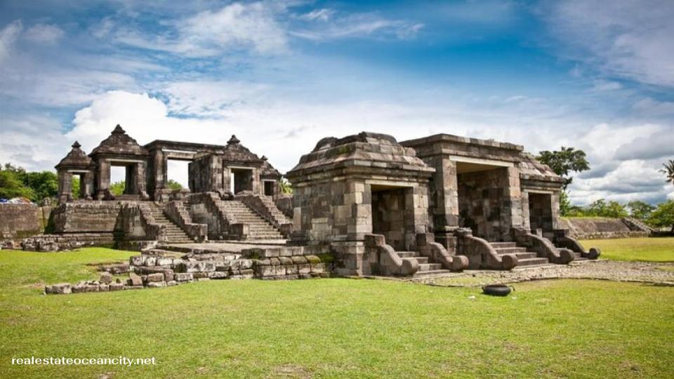 Kraton Ratu Boko เป็นกลุ่มพระราชวังฮินดูที่พังทลายบางส่วน มีอายุตั้งแต่ศตวรรษที่ 9 ตั้งอยู่บนยอดเขาที่สามารถมองเห็นปรามบานันได้ 