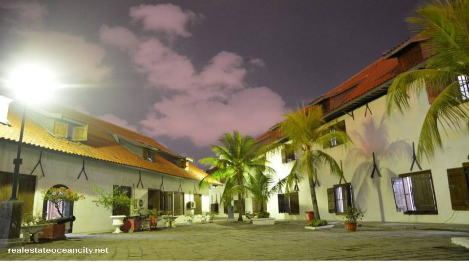 Museum Bahari ใกล้กับท่าเรือประวัติศาสตร์ของจาการ์ตามีโกดัง VOC (Vereenigde Oost-Indische Compagnie หรือบริษัท Dutch East India) หลายแห่งที่สร้างขึ้นในศตวรรษที่ 17 ซึ่งประกอบกันเป็นพิพิธภัณฑ์ Bahari 