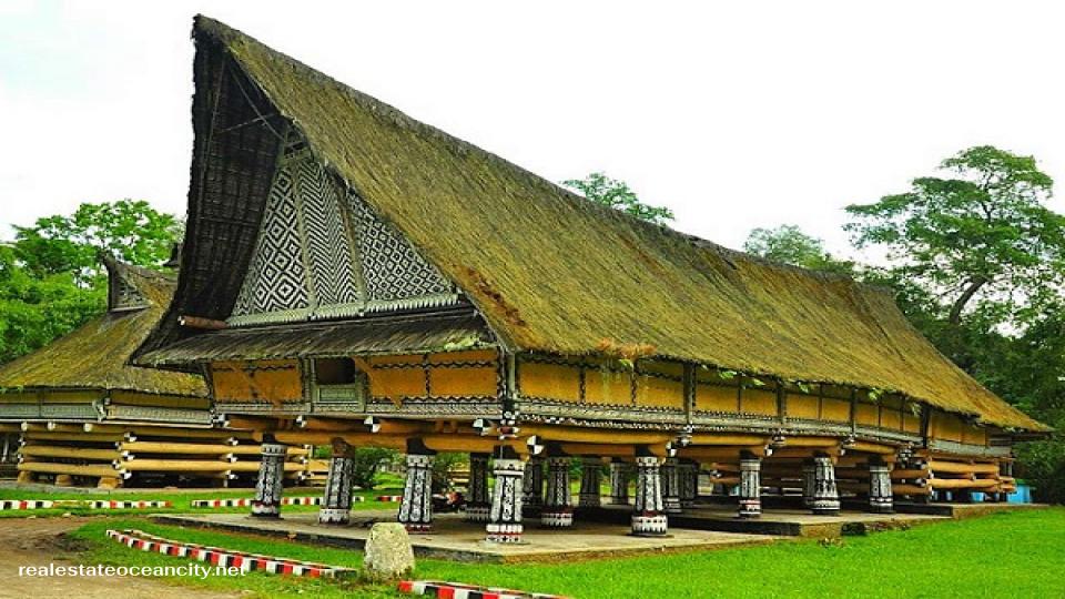Rumah Bolon พระราชวังอันน่าประทับใจที่ได้รับการดูแลอย่างดีแห่งนี้ตั้งอยู่ระหว่างเมืองเบอราสตากีและเมืองดาเนาโตบา ริมหมู่บ้านเปมาตังปูร์บา พระราชวังแห่งนี้เคยเป็นบ้านของหัวหน้าเผ่าซิมาลุงกันบาตักจนกระทั่งหัวหน้าเผ่าคนสุดท้ายเสียชีวิตในปี 2490