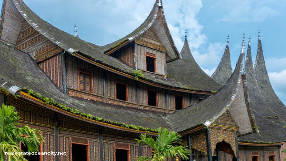 Grand Palace of Pagaruyuang ในหมู่บ้าน Silinduang Bulan ห่างไปทางเหนือ 5 กม. จาก Batu Sangkar ซึ่งเป็นหัวใจของตระกูล Tanah Datar แห่ง Minangkabau