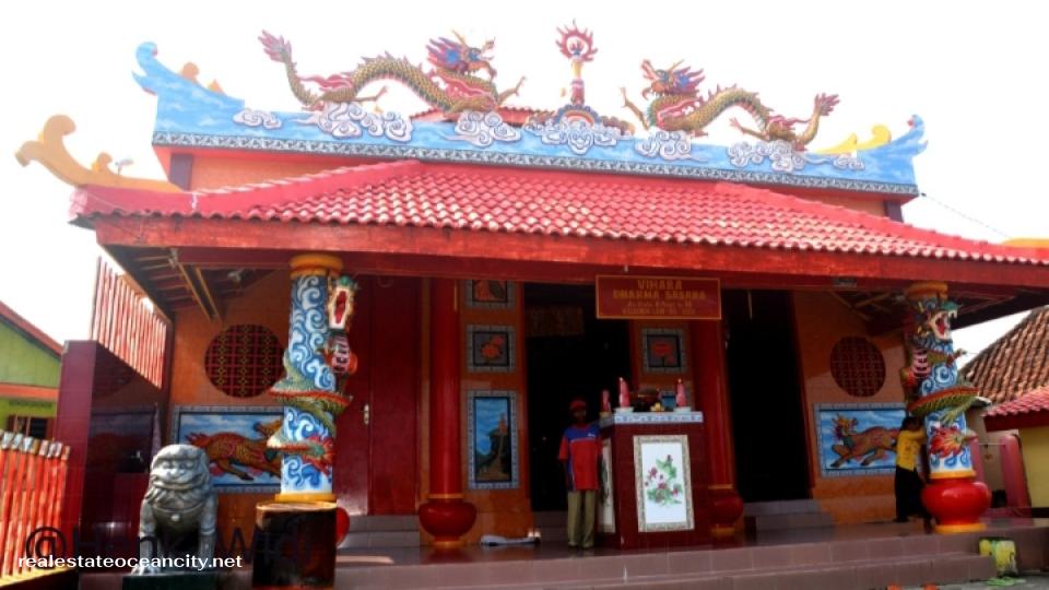Vihara Dharma Sasana กลุ่มอาคารวัดที่ได้รับการดูแลอย่างดีนี้หันหน้าออกสู่ทะเล เข้าถึงได้โดยผ่านซุ้มประตูจีนที่ตกแต่งอย่างสวยงาม และมีวัดหลักอยู่ 3 วัด วัดสองวัดที่เก่าแก่ที่สุดและวัดแรกที่เข้าไปได้หลังจากเดินผ่านซุ้มประตูนั้น