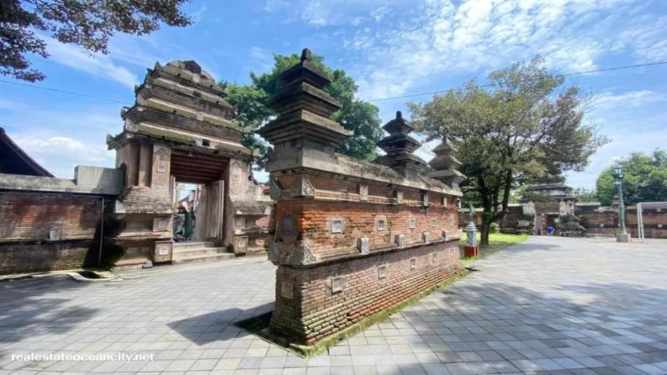 ในปี ค.ศ. 1582 Kota Gede ได้รับการสถาปนาให้เป็นเมืองหลวงแห่งแรกของอาณาจักรมาตารัม โดยผู้ก่อตั้งคือ ปาเนมบาฮัน เซโนปาตี ซึ่งถูกฝังไว้ในสุสานที่นี่ 