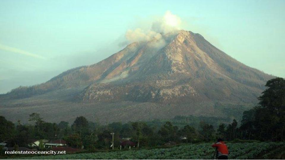 Gunung Sinabung แม้ว่าปัจจุบันภูเขาไฟแห่งนี้จะเป็นหนึ่งในภูเขาไฟที่ยังคุกรุ่นมากที่สุดแห่งหนึ่งของโลก แต่ภูเขาไฟGunung Sinabungยังคงสงบนิ่งอยู่เป็นเวลานานกว่า 400 ปี จนกระทั่งเกิดการปะทุครั้งใหญ่ในปี 2010 ในช่วงเวลาที่ทำการวิจัย