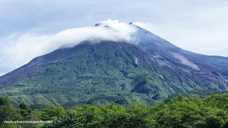Gunung Merapi National Park จาก Kaliurang มีทางเข้าอุทยานแห่งชาตินี้ 2 ทาง ตั้งอยู่บนไหล่เขาภูเขาไฟ Gunung Merapi