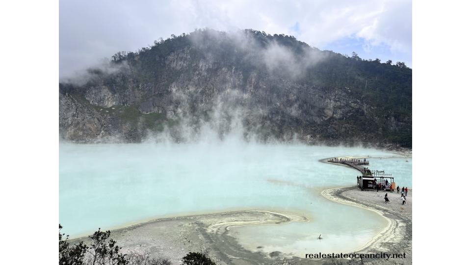 Kawah Putih (กาวาห์ ปูตีห์) เป็นสถานที่ท่องเที่ยวธรรมชาติที่งดงามและแปลกตา ตั้งอยู่ในเขต Ciwidey จังหวัดชวาตะวันตก ประเทศอินโดนีเซีย จุดเด่นของสถานที่แห่งนี้คือทะเลสาบภูเขาไฟที่มีน้ำสีฟ้าอมเขียวหรือบางครั้งขาวนวล ทั้งนี้ขึ้นอยู่กับแสงแดด อุณหภูมิ และปริมาณกำมะถันในน้ำ ทำให้ Kawah Putih ได้รับการยกย่องว่าเป็นหนึ่งในสถานที่ท่องเที่ยวที่น่าทึ่งที่สุดในภูมิภาคนี้