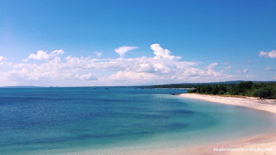 Pantai Tablolong หรือ ชายหาดตะโบลอง เป็นหนึ่งในชายหาดที่มีความสวยงามและมีชื่อเสียงของเกาะบาหลี ประเทศอินโดนีเซีย ชายหาดนี้ตั้งอยู่ในเขต เมืองเบลีตัง (Belitung) ซึ่งเป็นเกาะที่มีชื่อเสียงในด้านการท่องเที่ยวและธรรมชาติที่อุดมสมบูรณ์ ความงามของPantai Tablolongจึงไม่เพียงแค่ในด้านทิวทัศน์ แต่ยังเป็นสถานที่ที่นักท่องเที่ยวหลายคนเลือกมาเยี่ยมชมเพราะความสงบและบรรยากาศที่สวยงามไม่เหมือนใคร