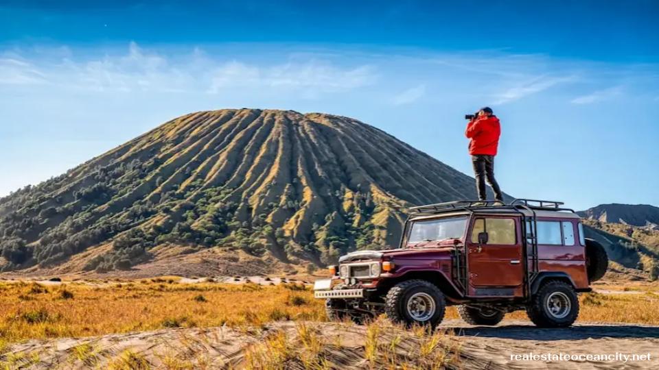 ภูเขาโบรโม ( Mount Bromo ) เป็นหนึ่งในภูเขาไฟที่มีชื่อเสียงและสวยงามที่สุดในประเทศอินโดนีเซีย ตั้งอยู่ในจังหวัดชวาตะวันออก โดยเป็นส่วนหนึ่งของอุทยานแห่งชาติบาตาเนีย (Bromo Tengger Semeru National Park) ซึ่งเป็นแหล่งท่องเที่ยวที่ได้รับความนิยมอย่างมากทั้งในหมู่นักท่องเที่ยวชาวต่างชาติและชาวอินโดนีเซียเอง
