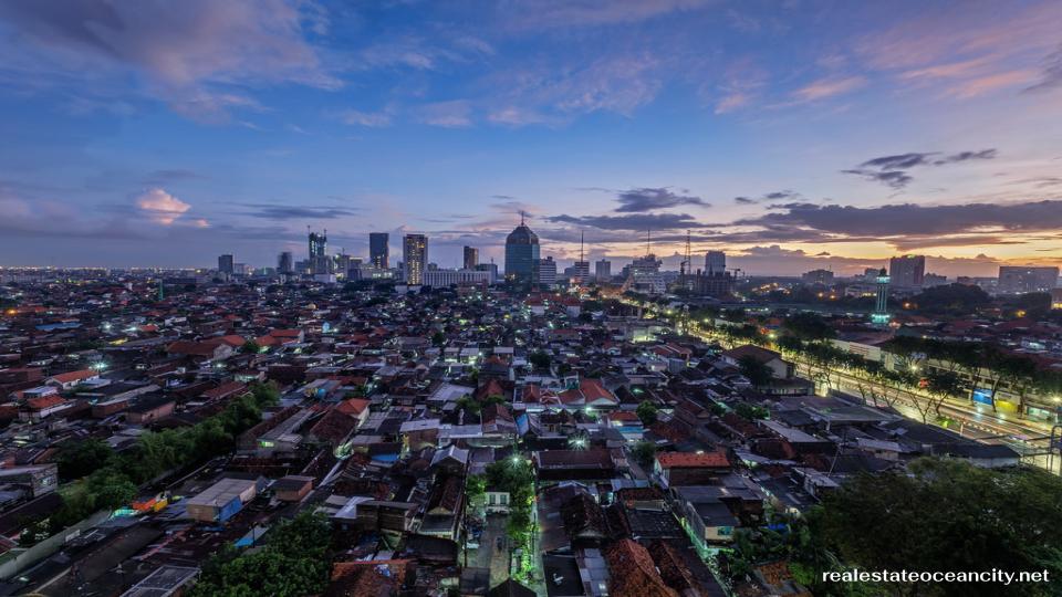 สุราบายา (Surabaya) เป็นเมืองที่มีความสำคัญทางเศรษฐกิจ วัฒนธรรม และประวัติศาสตร์ในประเทศอินโดนีเซีย ตั้งอยู่ในจังหวัดชวาตะวันออก (East Java) โดยเป็นเมืองที่ใหญ่เป็นอันดับสองรองจากจาการ์ตา สุราบายามีบทบาทสำคัญในฐานะศูนย์กลางการค้า การศึกษา และการคมนาคมที่เชื่อมโยงภูมิภาคต่างๆ ของอินโดนีเซียและประเทศเพื่อนบ้าน