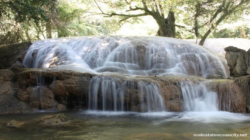 น้ำตกธารปลิว จังหวัดสตูล เป็นน้ำตกที่มีความสวยงามและเป็นธรรมชาติที่ยังคงความอุดมสมบูรณ์ น้ำตกแห่งนี้มีความโดดเด่นจากลักษณะการไหลของน้ำที่พัดผ่านโขดหินและตกลงจากหน้าผาสูงลงมาผ่านชั้นหินไปยังแอ่งน้ำด้านล่าง สายน้ำใสไหลเอื่อยๆ สร้างความเย็นสบายและเงียบสงบให้กับผู้ที่มาเยือน