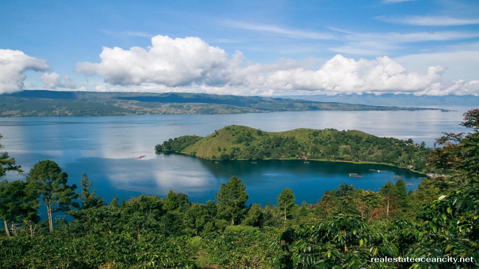 สุมาตรา (Sumatra) เป็นเกาะที่ใหญ่ที่สุดอันดับที่ 6 ของโลก และเป็นเกาะที่ใหญ่ที่สุดในประเทศอินโดนีเซีย ตั้งอยู่ทางตะวันตกของประเท
