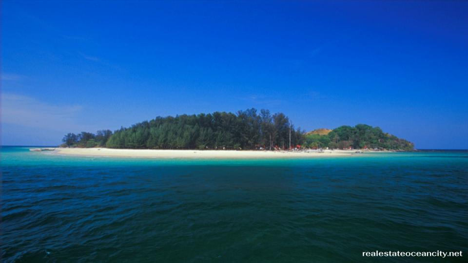 เกาะบุโหลน ตั้งอยู่ในเขตอุทยานแห่งชาติหมู่เกาะเภตรา อำเภอละงู จังหวัดสตูล เป็นหนึ่งในเกาะที่มีความงดงามและเงียบสงบของประเทศไทย เกาะแห่งนี้เป็นจุดหมายปลายทางยอดนิยมสำหรับนักท่องเที่ยวที่ต้องการหลีกหนีความวุ่นวาย และดื่มด่ำกับธรรมชาติที่บริสุทธิ์และวิถีชีวิตพื้นบ้านที่เรียบง่าย