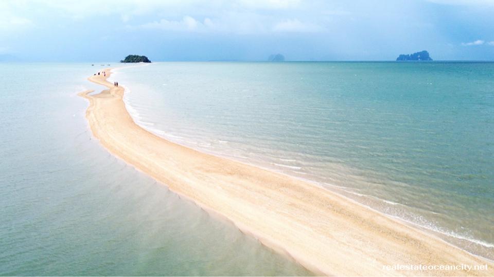 หาดสันหลังมังกร เป็นหนึ่งในแหล่งท่องเที่ยวที่มีความงดงามและน่าหลงใหลในจังหวัดสตูล ซึ่งตั้งอยู่ในพื้นที่ของ อุทยานแห่งชาติหมู่เกาะเภตรา อำเภอละงู สถานที่แห่งนี้เป็นปรากฏการณ์ธรรมชาติที่มีเอกลักษณ์เฉพาะตัว
