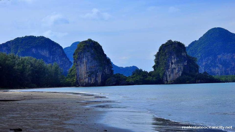 อ่าวบุญคง เป็นหนึ่งในสถานที่ท่องเที่ยวธรรมชาติที่มีชื่อเสียงของจังหวัดตรัง ตั้งอยู่ในเขตอำเภอสิเกา สถานที่แห่งนี้มีเสน่ห์ที่โดดเด่นด้วยทิวทัศน์ของทะเลที่งดงาม น้ำทะเลใสสะอาด หาดทรายขาวละเอียด และบรรยากาศที่เงียบสงบ เหมาะสำหรับนักท่องเที่ยวที่ต้องการหลีกหนีความวุ่นวายและสัมผัสกับธรรมชาติอย่างแท้จริง