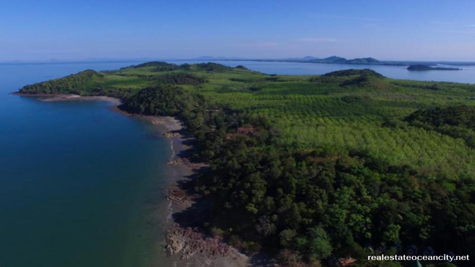 เกาะสุกร เป็นหนึ่งในสถานที่ท่องเที่ยวที่งดงามและเงียบสงบของจังหวัดตรัง ตั้งอยู่ในพื้นที่ตำบลเกาะสุกร อำเภอปะเหลียน เกาะแห่งนี้มีความโดดเด่นในเรื่องของธรรมชาติที่ยังคงความสมบูรณ์ ความสงบเรียบง่ายของวิถีชีวิตชุมชนท้องถิ่น และหาดทรายสีขาวที่สวยงาม เกาะสุกรจึงเป็นจุดหมายปลายทางที่เหมาะสำหรับนักท่องเที่ยวที่ต้องการพักผ่อนอย่างสงบและใกล้ชิดกับธรรมชาติ