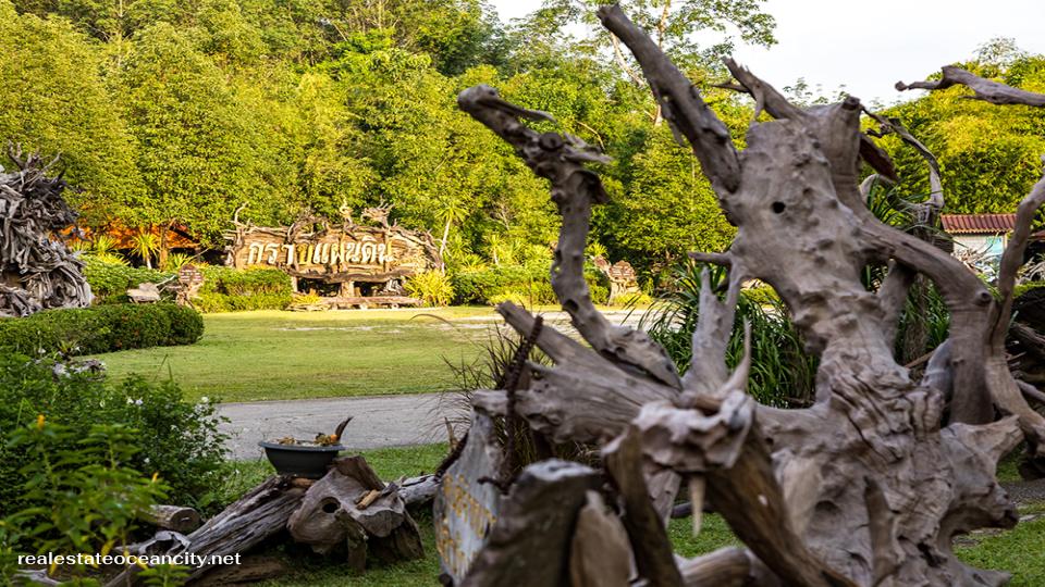 วังเทพทาโร เป็นสถานที่ท่องเที่ยวที่เต็มไปด้วยประวัติศาสตร์และความงดงามทางธรรมชาติ ตั้งอยู่ในตำบลเทพทาโร อำเภอเมืองตรัง จังหวัดตรัง สถานที่แห่งนี้เป็นอดีตที่ตั้งของพระราชวังที่สร้างขึ้นในสมัยรัชกาลที่ 5 เพื่อเป็นที่ประทับของพระราชวงศ์และข้าราชการชั้นผู้ใหญ่ในช่วงการเดินทางมายังภาคใต้ โดยมีลักษณะเป็นพระราชวังขนาดใหญ่ที่ผสมผสานระหว่างสถาปัตยกรรมไทยและตะวันตก และในปัจจุบันได้กลายเป็นแหล่งท่องเที่ยวที่สำคัญของจังหวัดตรังที่นักท่องเที่ยวหลายคนไม่ควรพลาด