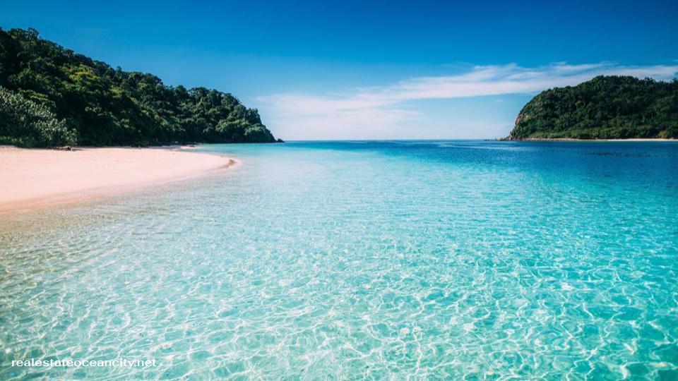 เกาะรอกน้อย เป็นหนึ่งในสถานที่ท่องเที่ยวที่งดงามและเงียบสงบของจังหวัดตรัง ตั้งอยู่ในเขตอุทยานแห่งชาติหมู่เกาะเภตรา ซึ่งอยู่ห่างจากท่าเรือปากเมงประมาณ 30 กิโลเมตร เกาะรอกน้อยเป็นเกาะที่มีขนาดเล็กและไม่พลุกพล่าน มีความงดงามของธรรมชาติทั้งในน้ำและบนบก ซึ่งเป็นที่นิยมสำหรับนักท่องเที่ยวที่ชื่นชอบการดำน้ำตื้นและกิจกรรมทางทะเลต่างๆ