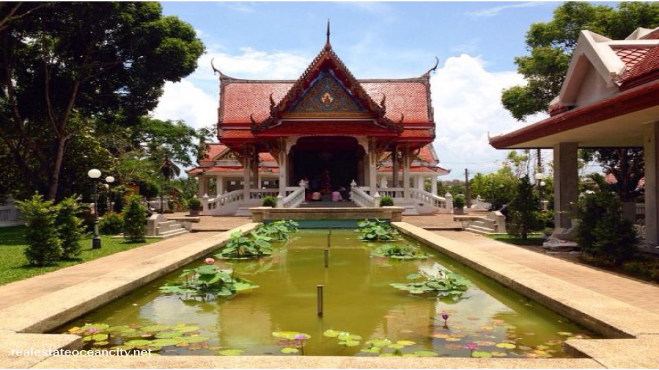 ศาลหลักเมืองตรัง เป็นสถานที่สำคัญทางประวัติศาสตร์และวัฒนธรรมของจังหวัดตรัง ตั้งอยู่ในเขตเทศบาลนครตรัง ศาลหลักเมืองนี้มีความหมายเชิงสัญลักษณ์ที่เกี่ยวข้องกับความมั่นคง ความสงบสุข และความเจริญรุ่งเรืองของเมืองตรัง ทำให้เป็นจุดหมายปลายทางที่นักท่องเที่ยวและประชาชนท้องถิ่นนิยมมาเยือนเพื่อสักการะและขอพร
