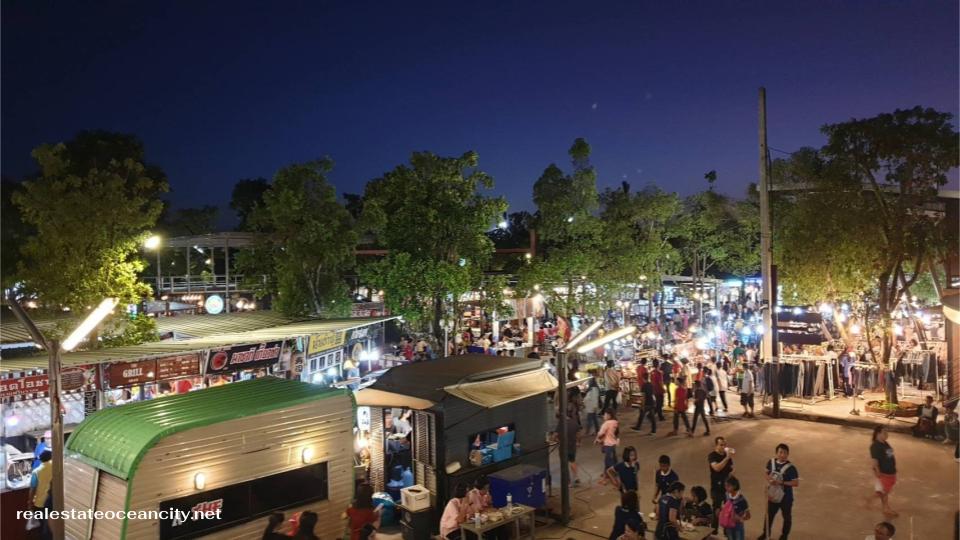 ตลาดชินตา จังหวัดตรัง เป็นแหล่งท่องเที่ยวและจุดนัดพบที่สำคัญในตัวเมืองตรัง ตั้งอยู่ในบริเวณใจกลางเมืองที่เต็มไปด้วยความคึกคักและสีสัน ตลาดชินตาโดดเด่นด้วยบรรยากาศที่ผสมผสานระหว่างความทันสมัยและเอกลักษณ์ท้องถิ่นได้อย่างลงตัว ที่นี่จึงเป็นจุดหมายปลายทางยอดนิยมสำหรับนักท่องเที่ยวและชาวตรังที่ต้องการสัมผัสวิถีชีวิตและลิ้มรสอาหารพื้นเมือง