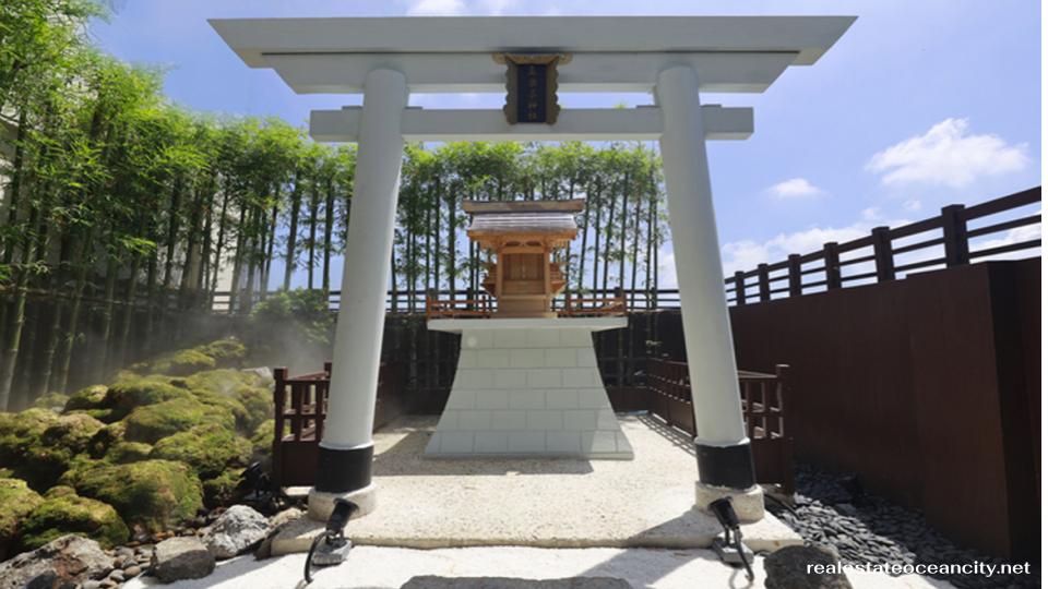 ศาลเจ้าชินโต ศรีราชา (Shiracha Jinja) ตั้งอยู่บนถนนสุรศักดิ์สงวน อำเภอศรีราชา จังหวัดชลบุรี เป็นศาลเจ้าชินโตแห่งที่สองในประเทศไทย ก่อตั้งขึ้นเมื่อวันที่ 22 กรกฎาคม พ.ศ. 2565 โดยสมาคมศาลเจ้าชินโต ศรีราชา