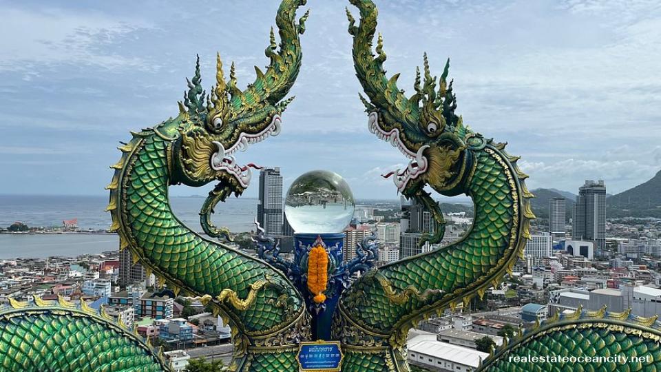 สำนักสงฆ์เขาพระครู ตั้งอยู่บนยอดเขาใจกลางเมืองศรีราชา จังหวัดชลบุรี เป็นสถานที่ปฏิบัติธรรมที่เงียบสงบและร่มรื่น เหมาะสำหรับผู้ที่ต้องการหาความสงบทางจิตใจและสัมผัสธรรมชาติอย่างใกล้ชิด